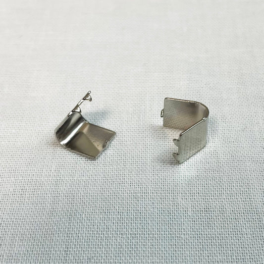 ツメ金具